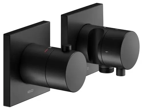 Zwei schwarze Wandarmaturen von Keuco, jeweils mit runden Bedienknöpfen und quadratischen Platten, zur Steuerung von Wasseranschlüssen und Temperatur.
